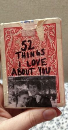 someone holding up a small piece of paper with the words 32 things i love about in it