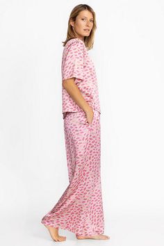 Reimagining classic pajamas, the Brooklyn Long Set is the perfect way to modernize your sleepwear. Featuring a button front top and elastic waist pant, this luxurious duo is thoughtfully constructed from the softest silk. Layer with the Cozy Robe for an evening on the patio enjoying your favorite book. Johnny Was Women's Brooklyn Long Pajama Set in Amora Pink, Size XL, Silk Pink Relaxed Fit Sets For Daywear, Silk Sleepwear For Spring Loungewear, Feminine Silk Sleepwear For Loungewear, Chic Short Sleeve Sleepwear For Loungewear, Pink Silk Sleepwear For Loungewear, Chic Loungewear Sets With Elastic Waistband, Silk Sleepwear For Pajama Party, Spring Silk Sleepwear In Relaxed Fit, Spring Silk Sleepwear With Relaxed Fit