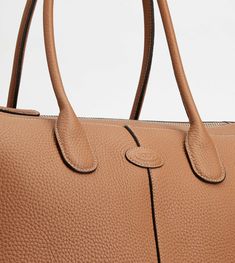 Central ribbing and tubular handles characterize this elegant shopping bag with Tod's logo stamped on the front. Featuring an internal pouch, it is crafted in soft calfskin leather. To accompany with class and femininity your everyday outfits. Logo Stamp, Bago, Everyday Outfits, Calf Skin, Burlap Bag, Reusable Tote Bags, Handles, Online Store, Pouch