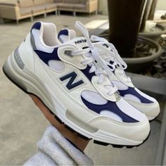 New Balance 992 White ,, Navy ~~~ Worn Maybe Once Or Twice ~~~ Chunky ~~~ Comes With Box ~~~ Essential Shoe, Clean Colorway ~~~ Sz 11 ~~~ Throw Offers ~~~ #Newbalance #Aimeleondore #990 Sneaker New Balance, Skor Sneakers, Dr Shoes, Shoe Wishlist, Haikou, Nike Sneaker, Fresh Shoes, Hype Shoes, Stil Inspiration