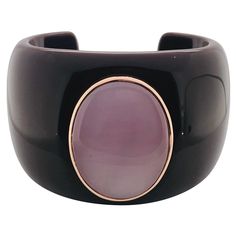 Discover the timeless elegance and vintage charm of this bakelite and quartz bracelet, skilfully adorned with 18-carat pink gold. This exceptional piece of jewellery is the perfect marriage between the retro design of bakelite and the contemporary sparkle of quartz, creating a unique piece that is sure to catch the eye. The bracelet features a combination of top-of-the-range materials carefully selected for their beauty and quality. Bakelite, an iconic material from the 1920s to the 1950s, is known for its smooth finish and exceptional durability. It gives this bracelet a sought-after vintage look, recalling the elegance of bygone eras. The quartz adds a modern touch to the whole. Its crystalline translucence enhances the natural brilliance of the stone, creating a fascinating play of ligh Pink Gold Bracelet, 18k Gold Bangle, Bakelite Bracelets, Modern Bracelets, Antique Bracelets, Vintage Bangles, Yellow Gold Bracelet, Fine Jewelry Designers, Quartz Rose