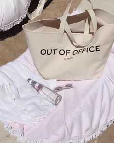 Pool Bag Aesthetic, Pool Shooting, Girly Office, Aesthetic Feed, Vacation Mood, Travel Wear, Ig Feed, Modern Disney, Shirt Print Design