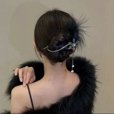 Snowflake Twist Clip, gentle and generous, will not hit the style, it is so beautiful, it is a must-have in winter, and you can have the taste of winter with this hair clip. Snowflake Hair, The Taste, So Beautiful, Hair Clip, Hair Pins, Black Silver, Hair Clips, Twist, Hair Styles