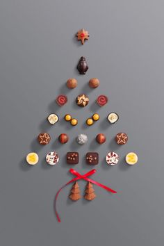 Chocolates arranged in the shape of a Christmas Tree Christmas Candy Photography, Holiday Still Life Photography, Christmas Sweets Photography, Christmas Gifting Photography, Sweets Product Photography, Christmas Food Photography Photo Ideas, Holiday Food Photography, Christmas Food Styling, Christmas Flatlay Photography