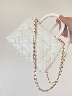 Description CC Mini Flap Bag Top Handle White For Women 7.5in/19 cm Rep 1:1 Measurements: 19 x 7 x 14 cm / 7.5 x 3.5 x 5.1 inches (Length x Width x Height) Chain White Zipper inside Gold-toned hardware Include box, dust bag. This product is of the best quality. White Portable Bag With Top Handle, White Portable Top Handle Bags, White Top Handle Bag With Chain Strap, Classic White Mobile Phone Bag, Classic White Handheld Bag, Chanel Mini Flap Bag, Baby Tote Bag, Vanity Bag, Chanel Mini