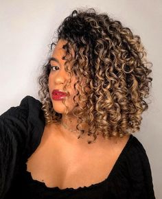 Curly Balayage, Hair Color Ideas For Brunettes Balayage, Layered Curly Haircuts, Messy Curly Hair, Curly Hair Care Routine, Beautiful Black Hair, Messy Curls