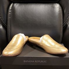 Banana Republic Size 7.5 Gold Demi Slide Mule (Leather). Never Been Worn. Sent In Original Packaging. Great Shoe That You Can Dress Up Or Down. Ships In 1-3 Days. No Trades. Metallic Brogues, Mules Shoes Flat, Leopard Mules, Tan Mules, Brown Mules, Mule Flats, Pointy Toe Flats, Clog Heels, Heel Mules