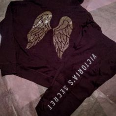 Nwt Victoria's Secret Lounge Angel Burgundy Fleece Pullover Hoodie With Beaded Gold Angel Wings And Matching Ankle Length Pants With White Victoria's Secret Logo On Leg. Both Size Xs Victoria's Secret Clothes, Thrift Manifestation, Angel Hoodie, Victoria's Secret Logo, Pink Outfits Victoria Secret, Victoria Secret Outfits, Gold Angel Wings, Gold Angel, Western Outfits Women