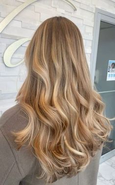 🌟 Shine Bright with Stunning Highlights! 🌟 Explore 32 beautiful blonde and caramel highlight ideas that will transform your hair. Whether you’re looking for a subtle, natural blend or bold, eye-catching streaks, these highlight styles add depth, dimension, and a touch of elegance to your look. Perfect for any season, these ideas will inspire your next salon visit. Save this pin for your next hair appointment and get ready to shine with a fresh, fabulous hairstyle! 💇‍♀️✨ #HairInspo #BlondeHighlights #CaramelHighlights #HairGoals #BeautyTrends Caramel Blonde Lowlights, Hair Color Ideas Golden Brown, All Around Highlights Hair, Honey Medium Blonde Hair, Highlights For Caramel Hair, Dark Honey Blonde Highlights, Peanut Butter Blonde Hair, Neutral Honey Blonde Hair