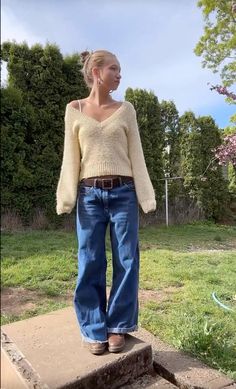 yellow sweater; low wasted jeans What I Wear In A Day, Danielle Haim, Fall Outfits Black, Look Legging, Autumn Fits, Looks Party, Swaggy Outfits, 가을 패션