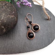 Black Onyx Earrings. Black Onyx Jewelry, Copper Earrings. Black Crystal Earrings, Boho Jewelry DESCRIPTION Handcrafted copper earring featuring a herringbone weave and Black Onyx gemstones.  Black Onyx is a stone of protection, emotional & physical strength.  METAL INFO 🏷️ These earrings were handmade using solid copper wire and antiqued to give them more definition.  🏷️ Please note that unlike some of my other jewellery pieces, these earrings are NOT clear coated. Bare copper naturally darkens through oxidation, but you can easily bring back the shine using a jewellery polishing cloth (included). Your jewellery will be polished before posting. FEATURES Natural gemstone: Onyx Bead size: 1 cm Dimensions: these earring hang about 3.5 cm from the piercing and are 1.5 cm wide WHAT'S INCLUDED Black Crystal Earrings, Black Onyx Jewelry, Black Onyx Earrings, Crescent Moon Earrings, Onyx Jewelry, Onyx Earrings, Onyx Bead, Earrings Black, Moon Earrings