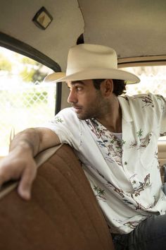 Street Cowboy Style Men, Country Fashion For Men, Mens Fedora Hat Outfit, Stetson Hats Mens, Modern Cowboy Style Men, Mens Western Outfits, Mens Cowboy Style, Cowboy Fits, Cowboy Outfit Men