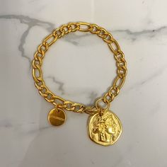 «Athena basic " " bracelet  ⚜️this is a beautiful everyday- easy to wear -  bracelet made of clsssic gourmet steel chain .  This chain is polished and has a smooth fine finish . it has an antique quite dark 24k  gold color tone .  It is decorated with a coin  charm made of gold plated 24k zamac  Available in various lengths as linked to options.  Pls check equivalence of cm to inches to find your size !  17 cm equals - 6.7 inches ( very small size )  18cm - 7 inches  19 cm - 7.5 inches ( regular Coin Charm Bracelet, Basic Bracelet, Gold Schmuck, Coin Bracelet, Jewelry Simple, Chunky Jewelry, Toggle Bracelet, Matching Necklaces, Bracelet Gold