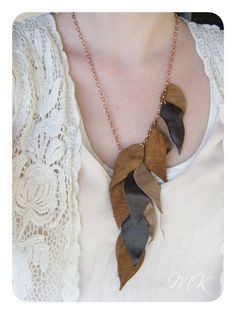 DIY! :) Leather Headband, Suede Jewelry, Headband Tutorial, Diy Collier, Leather Jewellery, Leather Leaf, Necklace Tutorial, Leaf Jewelry, A Necklace