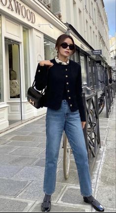 Womens Professor Outfits, Office Outfits 2023 Winter, Early 2000s Classy, Parisian Winter Outfits, Tweed Blazer Outfit, Outfits For Warm Weather, Preppy Outfits For School, Chique Outfit, Overalls Outfit