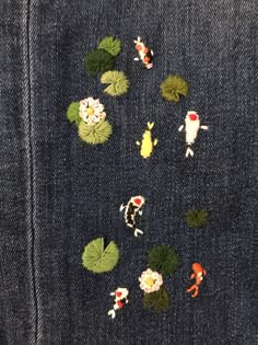 there are many fish and flowers in the jeans pocket