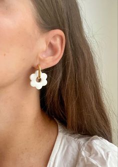 Handmade polymer clay earrings, white hoop earrings, flower hoop earrings Birthday Clay Earrings, Polymer Clay Earrings Minimalist, Clay Daisy Earrings, Flower Earrings Clay, How To Clay Earrings, Summer Earrings Clay, Daisy Clay Earrings, Dainty Clay Earrings, Minimalist Clay Earrings