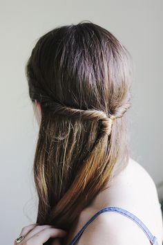 The Ultimate Guide to Gorgeous 10-Minute Hairstyles | http://helloglow.co/ultimate-guide-gorgeous-10-minute-hairstyles/ Small Ponytail, Half Up Hair, Cut My Hair, Everyday Hairstyles, Hair Envy, Hair Dos, Down Hairstyles