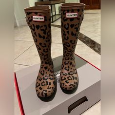 Brand New!! Hunter Rain Boots. Size 5 Kids. Fits Woman Size 6. Toddler Hunter Boots, Kids Hunter Boots, Red Rain Boots, Pink Rain Boots, Toddler Rain Boots, Hunter Kids, Fleece Boots, Kids Rain Boots, Black Rain Boots