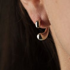 A sterling silver pair of earrings. They come in a shorter or longer version. The pin passes through a soft material to secure the piece on your ear. Ένα ζευγάρι σκουλαρίκια από ασήμι 925. Διαθέσιμα σε μακριά και σε κοντή έκδοση. Το καρφί περνά μέσα από ένα μαλακό υλικό ώστε να ασφαλίσει το σκουλαρίκι στο αυτί σας. Come In, Jewelry Workshop, Vert Olive, Pretty Earrings, Modern Earrings, Earrings Dangle, Sterling Silber, Jewelry Earrings Dangle, Unique Pieces