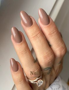 Fall Nails Brown Nails Fall Brown Almond Nails, Fall Mocha Nails, Brown Autumnal Nails, Call Brown Nails, Cute Nails Fall Colors, Light Brown Dip Nails, Milk Tea Brown Nails, Fall Nails Light Brown, Fall Nails Classy Almond