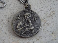 Religious antique French silver ( MARKED ) chain necklace with silver ( MARKED ) medal pendant charm of Holy Mary and Holy Christ. I bought the chain on a brocante ( fleamarket ) ( Lille ) in France. Measures of the chain : 18 inches ( 45 cm ) Measures of the medal ; 0,87 x 0,95 inches ( 2,03 x 2,43 cm ) If you don't have paypal you can pay by bank transfer. Registered shipping is possible. For other pictures or information do not hesitate to contact me. I deliver all over the world. Silver Jewelry With Antique Finish For Commemoration, Antique Silver Necklace For Commemoration, Silver Jewelry With Vintage Charm For Commemoration, Silver Vintage Charm Jewelry For Commemoration, Vintage Round Necklace With Miraculous Medal, Vintage Necklace With Round Miraculous Medal, Vintage Necklaces With Miraculous Medal, Vintage Silver Jewelry With Miraculous Medal, Vintage Miraculous Medal Necklace