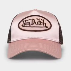 Von Dutch Vintage Pink Satin Trucker Snapback Hat - Pink And Brown - Von Dutch Logo Patch - Breathable Mesh Rear - Pre-Curved Visor - Adjustable Snapback Panel Good Pre-Owned Condition Von Dutch Hat, Von Dutch, Pink And Brown, Outfits With Hats, Pink Satin, Pink Brown, Snapback Hat, Snapback Hats, Vintage Pink