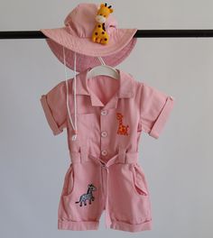 ⭐⭐Personalized Baby Girl Pink Safari Adventure Costume* Toddler Safari Explorer Costume * Infant 12 -24 Months Jumpsuit * Birthday Kids Gift ⭐⭐ 📌 BELT is included in the price. 👉 Our Safari Costume is handmade. There may be slight variations as it is handmade. 👉 Costume consists of Jumpsuit, Belt and Hat. If desired, you can personalize it by printing your name on the front or back of the overalls. For name embroidery, you must to purchase. 👶🏻 Product Fabric: 100% COTTON fabric is used. It Pink Safari Outfit, Toddler Safari Outfit, Safari Vest Outfit, Toddler Girl Dinosaur Costume, Safari First Birthday Girl, Minnie Safari Birthday, Pink Safari Birthday Party, Adventure Costume, Safari Jumpsuit