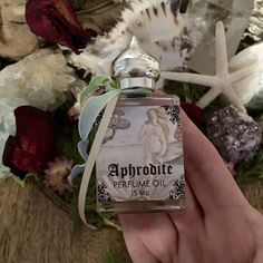 Aphrodite Perfume, Cool Perfume, Perfume Blends, Love Perfume, Aphrodite Aesthetic, Aphrodite Goddess, Sea Goddess, Bulgarian Rose, Perfume Scents