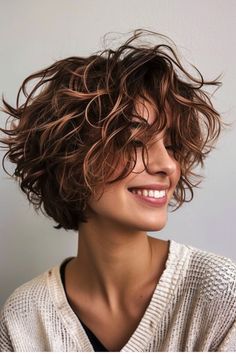 Lockiger Bob: 67+ charmante Schnitte für Welle - hairtastic.de Wavy Bob Highlights, Short Hair With Big Curls, Short Curly Thick Hair Styles, Edgy Curly Bob, Choppy Curly Bob, Perming Short Hair, Reverse Bob Haircut Short, Short Hair Hairstyles Curly, Short Haircuts For Curly Hair Women