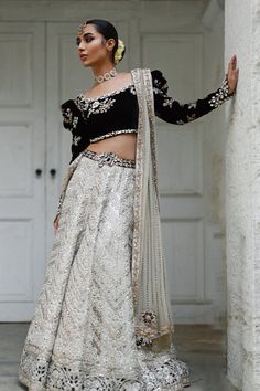 Lenghas Modern, Elegant Velvet Lehenga For Festive Occasions, White Velvet Lehenga, Velvet Lehenga With Mirror Work And Traditional Drape, Elegant Festive Velvet Lehenga, Elegant Velvet Choli With Traditional Drape, Elegant Velvet Choli For Wedding, Elegant Velvet Choli With Zari Work, Elegant Velvet Lehenga For Reception