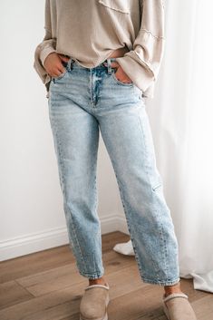 Risen Kelly Barrel Jeans Mom Jeans And Boots Outfit, Cropped Jeans Outfit Fall, Trendy Jeans For Women, Comfortable Fall Outfits, Cropped Jeans Outfit, Barrel Jeans, Jeans Outfit Fall, Denim Essentials, Kancan Jeans