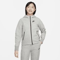 Cold weather doesn't stand a chance against you and your Tech Fleece. Our premium, lightweight fleece–smooth both inside and out–gives you plenty of warmth without adding bulk. From sledding to just playing in the cold—this hoodie is the cheat code to warming up without extra bulk or weight. Tech Fleece Hoodie, Nike Sportswear Tech Fleece, Nikes Girl, Nike Tech Fleece, Nike Tech, Tech Fleece, Nike Kids, Hoodie Girl, Heather Black