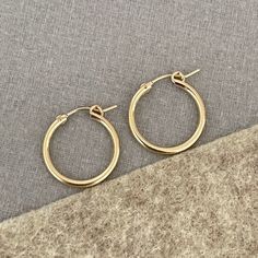 17.10 CAD 14 k Gold filled Tarnish Resistant Hoop Earrings, These earrings are great for everyday use, Cute, and durable. They have a Hinge mechanism so easier than sleeper hoops to put on. The hoops are available in 3 sizes: 13mm, 15mm, 19mm. The thickness of the hoops: 2.35 mm What is gold-filled: Composed of a solid layer of gold bonded to a base metal such as silver, copper, brass. The layer of gold is 5 to 10 times thicker than the gold layer produced by gold plating. It can last 10 to… Simple Gold Hoop Earrings, Little Hoop Earrings, Tube Earrings, Enchanted Jewelry, Small Gold Hoop Earrings, Small Gold Hoops, Minimal Earrings, Gold Bond, Classic Earrings