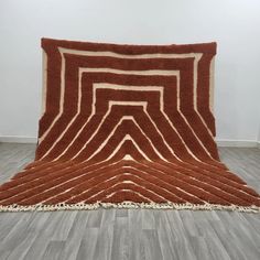 an area rug is on the floor in front of a white wall