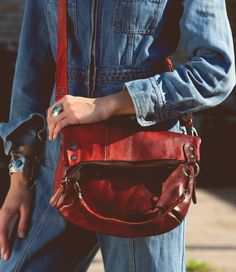 A Customer favorite, this cross body bag has plenty of style. TAHITI features a zippered fold top with internal slip pockets on the inside. The zippered outside pocket is perfect for your cell or keys. This beautiful bag will soon be your favorite accessory. Pendleton Bags Handbags, Pendleton Bag, Organized Storage, Hacks Clothes, Bed Stu, Men Sneakers, Fashion Hacks, Fashion Hacks Clothes, Everyday Bag