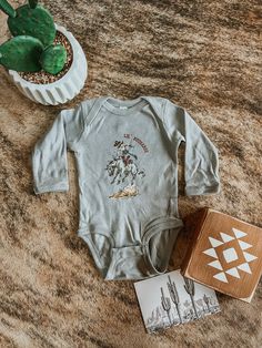 Exclusive to Lost Creek design, you won’t find this exact design and onesie anywhere else! The cutest lil onesie for your baby, this also makes the perfect gift for baby in your life! Onsies Ideas, Western Baby Clothes, Creek Design, Western Baby, Dream Kids, Western Babies, Baby Registry, Leather Projects, Baby Things