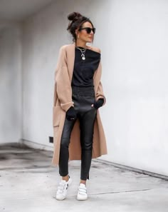 Looks Adidas, Leather Pants Outfit, Black Leather Pants, Fashion Blogger Style, Looks Black, Camel Coat, Winter Fashion Outfits