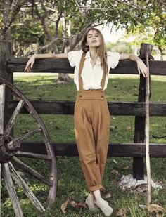 Women In Suspenders, Farm Fashion, Womens Wear Daily, Farm Clothes, Nature Fashion, Photography Posing Guide, Farm Style, Creative Portraits, Vogue Paris