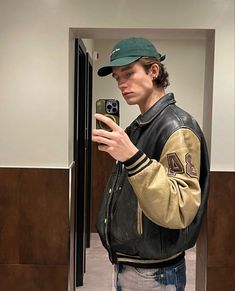 Snapback Hats Outfit, Boys Leather Jacket, Masc Outfits, Ni Idea, Concept Clothing, Jacket Outfit, Inspo Outfit