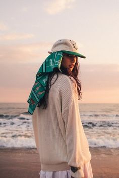 Head Scarf And Hat, Scarf Under Hat Style, Cap With Scarf, Summer Head Scarf, Summer Headwear, Beach Scarf, Mode Turban, Photographie Portrait Inspiration, Head Scarf Styles