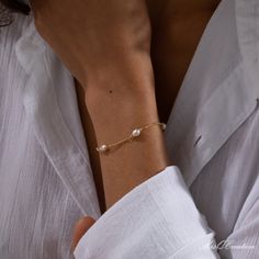 100% real Natural Freshwater Pearl Bracelet, Gold Pearl Bracelet, Dainty Minimalist Pearl Bracelet, Wedding bracelet, Bridesmaid Gift, Gift for her S H O W ∙ Y O U R ∙ S T Y L E UNIQUE ♥ dainty natural pearl design in 18K Gold plated, Beautiful Wedding braclet/Anklet, Wear it either for everyday use or for special occasions. PERFECT GIFT ♥ Make your friends or family happy with this exclusive gift. MINIMALIST DESIGN ♥ Wear this jewelry with joy and show your style with the wonderful designs. SAT Delicate Adjustable Beaded Bracelets For Bridesmaids, Adjustable Delicate Beaded Bracelets For Bridesmaids, Adjustable Delicate Chain Charm Bracelet, Delicate Wedding Bracelet, Adjustable Delicate Chain Bracelet For Wedding, Delicate Pearl Bracelet With Adjustable Chain, Minimalist Adjustable Beaded Bracelet For Bridesmaids, Adjustable Delicate Chain Jewelry For Bridesmaid Gift, Delicate Chain Beaded Bracelets As Gift