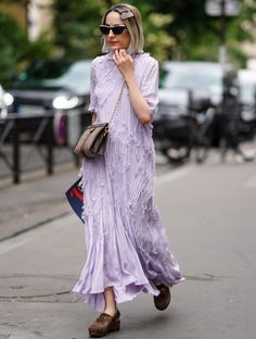 7 Ways to Wear Clogs in 2021 - PureWow How To Wear Clogs, Vestidos Color Pastel, Hippie Costume Halloween, Clogs Outfit, Colorful Maxi Dress, Ugly Shoes, Sporty Chic, Weekend Wear