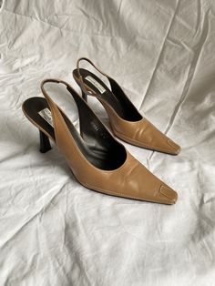 "Vintage tan leather heels from Russell Hobbs Made in Spain Size: 39 EU / 6 UK / 8 US Condition: Good (general preloved conditions, some tiny marks) Inside length: 28.5 cm (11.2\") Heel Height: 9 cm (3.5\") There's no original package. *European Buyers Due to Brexit, I suggest European buyers check their country's customs regulations to be prepared if they will be asked to pay any customs duties." Vintage Leather Slingback Pumps For Spring, Spring Vintage Leather Slingback Pumps, Vintage Leather Slingback Pumps For Formal Occasions, Brown Slingback Pumps With Square Toe For Evening, Brown Square Toe Slingback Pumps For Evening, Brown Open Heel Slingback Pumps For Office, Vintage Leather High Heel Slingback Pumps, Retro Leather Slingback Heels, Brown Leather Slingback Pumps With 4-inch Heel