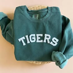 Cozy up with our Comfort Colors Custom Crewneck Sweatshirt during fall and football season! Perfect way to show your school spirit all year round! - Our sweatshirt material is super soft and high quality! ♡ - Garment-Dyed Sweatshirt (Sustainable style)  - 80% cotton, 20% polyester - All our sweatshirts run a UNISEX fit. (Both for men and women) They fit true to size. But if you like a more baggy look, we highly recommend sizing up. - These letters are embroidered iron-on patches that have been h Crew Neck T-shirt With University Logo For Fall, Pre-shrunk Crew Neck Sweatshirt For School Spirit, Sporty Winter T-shirt For College, Varsity Long Sleeve T-shirt For School, Sporty Tops With University Logo For Sports Events, Varsity Tops For Game Day, Sports Event Tops With Team Name, Collegiate Tops With University Logo For Game Day, College Letter Print T-shirt For Fall