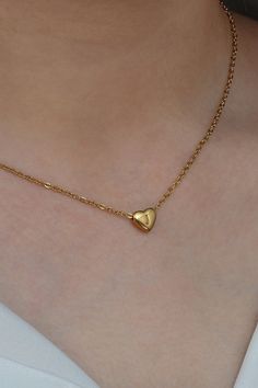 A woman wearing a heart initial necklace. Name Plate Necklace, Gold Initial Necklace, Initial Necklace Gold, Plate Necklace, Gold Initial, Festival Looks, Statement Pendant, Affordable Jewelry, Wide Brimmed Hats