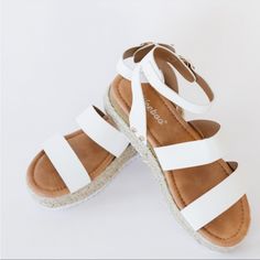 New In Box! White Platform Sandals In Size 6.5. Open To Offers! White Espadrille Sandals, White Platform Sandals, White Espadrilles, Style Casual Chic, Espadrilles Platform, Picture Style, Shoe Ideas, Shoe Company, White Sandals