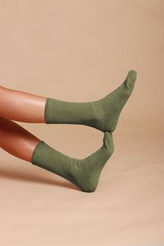 The perfect balance of allergy-free function and quality comfort Tired of having blisters around your ankles due to tight and itchy synthetic socks? Look no further than our elite elastic-free 100% cotton socks. Gone are the synthetics and other harmful materials that can cause discomfort and irritation, replaced instead with 100% chemical-free, GOTS-certified organic cotton fabric that fits perfectly and adequate coverage and protection for people with skin allergies and sensitivities. Hand-lin Latex Allergy, Natural Skin Care Remedies, Skin Allergies, Running Socks, Go Off, Allergy Free, Organic Cotton Fabric, Hug You, Cotton Socks