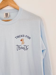 What's cuter than your favorite golden?! He will do tricks for treats! This design is embroidered on your choice of a Comfort Colors long sleeve or crewneck sweatshirt! It is unisex sized. This means the sizing is boxy, not fitted like women's, but it is not oversized. It is true to size. I do not accept returns, cancellations, or exchanges. Please triple check all details (including address) before you place your order. Cute Long Sleeve T-shirt With Embroidered Text, Blue Embroidered T-shirt For Fall, Custom Embroidered Long Sleeve Top For Halloween, Halloween Embroidered Long Sleeve Tops, Cute Long Sleeve Embroidered T-shirt, Cute Custom Embroidered Tops For Fall, Custom Embroidery Long Sleeve T-shirt For Fall, Cute Tops With Custom Embroidery For Fall, Cute Embroidered Text Tops For Fall