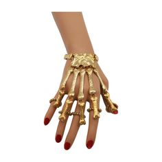 Style : Chic Halloween statement accessory fashion / Bling pirate trendy elegant skull fashion jewelry Condition : Brand New   Color : Gold metal  Wrist Size: One size fits all - adjustable stretch band  Ring Size : One size fits all - adjustable size elastic band  Trendy fashionable stylish bling look Fashion forward wristwear hand chain connected ring design Contemporary modern cool fashion jewelry Women Fancy Sleek Stylish Hot Fashion Sexy Wrist Bracelet - Special Celebrity Style Hand Jewelry Skeleton Fashion, Skeleton Ring, Pirate Jewelry, Bracelet Trendy, Party Ladies, Hand Chain Bracelet, Retro Bracelet, Chic Halloween, Wrist Bracelet